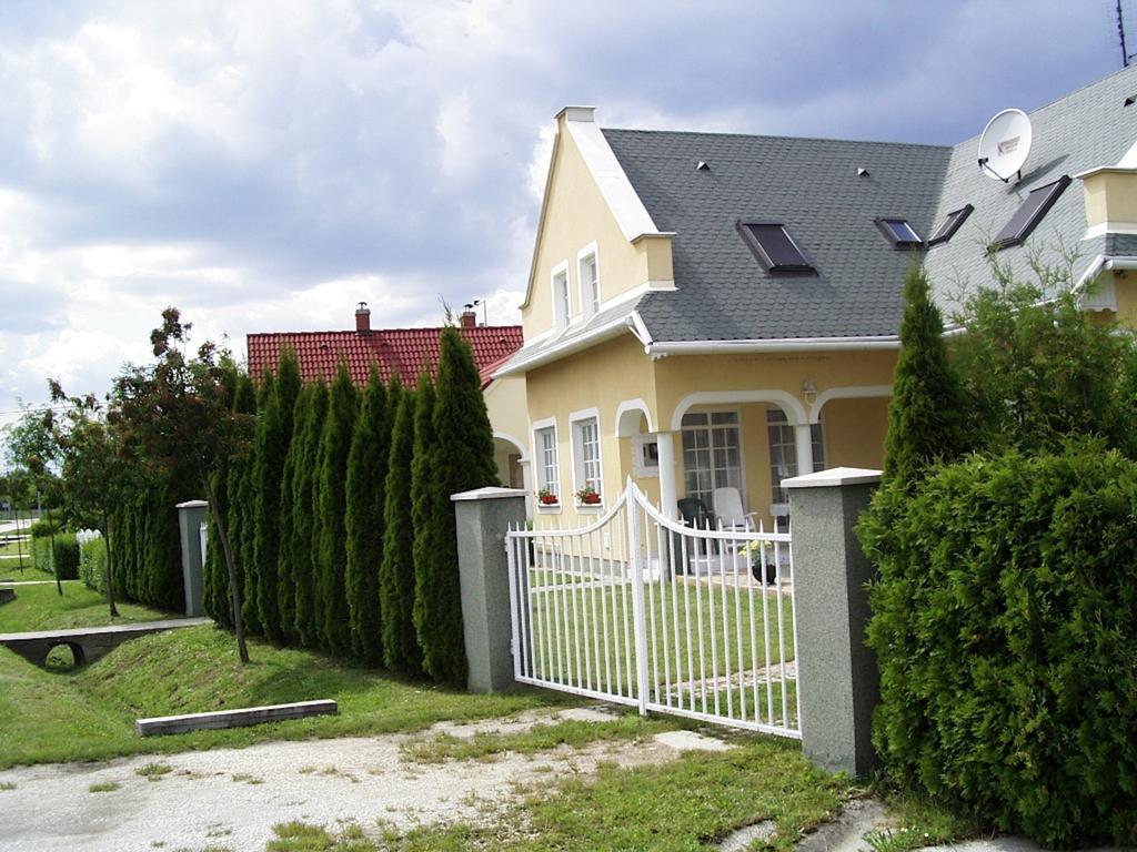 Pacsirta Apartman Lenti Luaran gambar